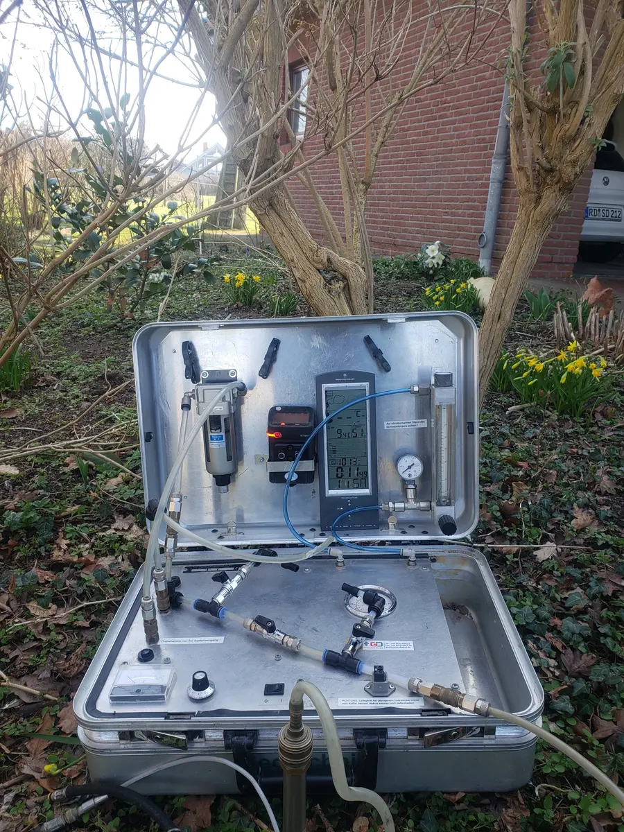 Aufgeklappter Messkoffer mit digitalen Anzeigen bei einer Beprobung im Gelände