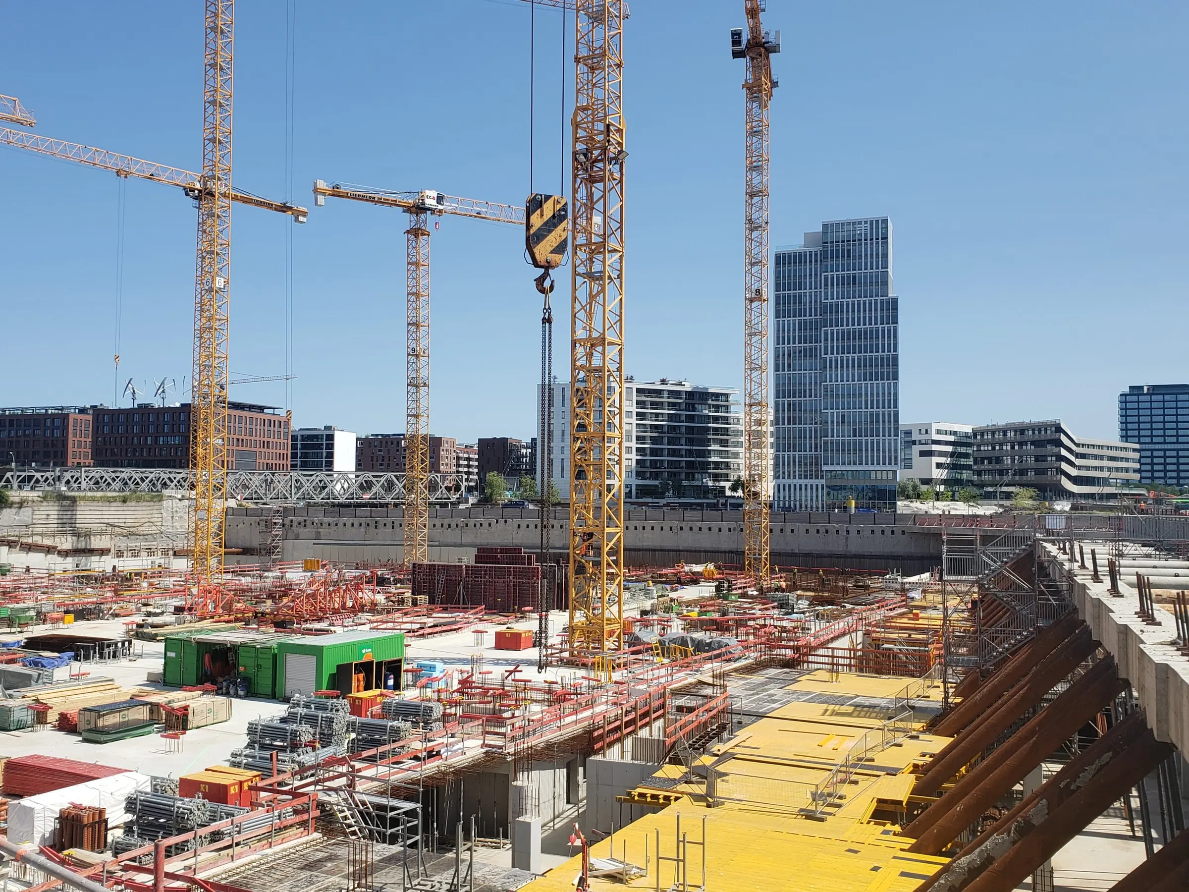 Großbaustelle im Überseequartier der Hamburger HafenCity mit zahlreichen Turmdrehkranen