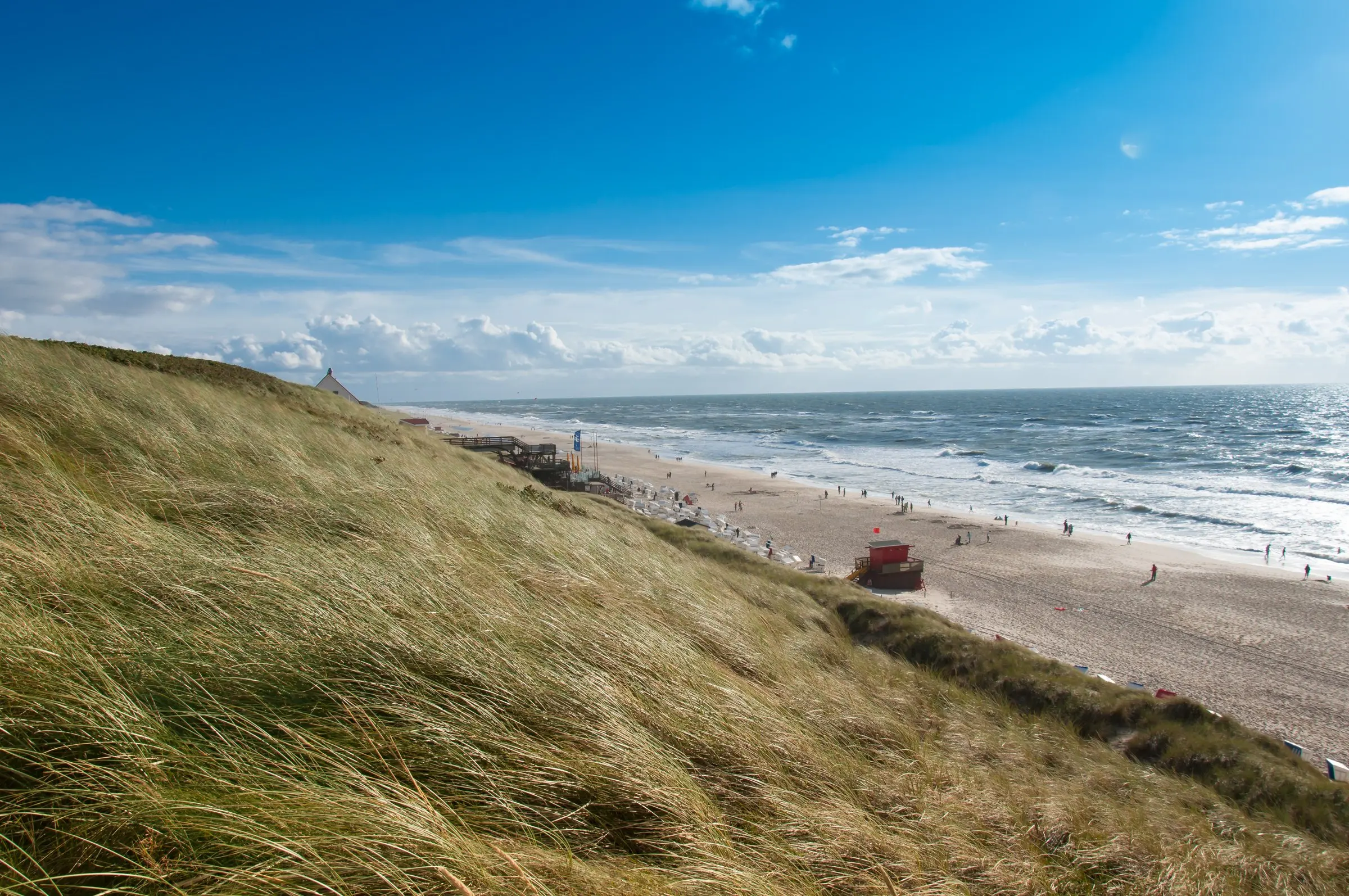 Blick von der Düne über den Weststrand von Sylt auf die Nordsee