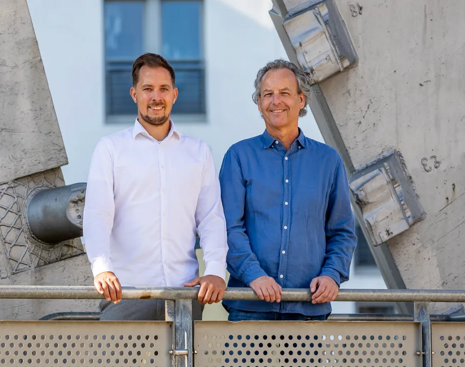 Ralf Vater und Marvin Olschewski, die Inhaber von TERRA V, nebeneinander an einem Geländer
